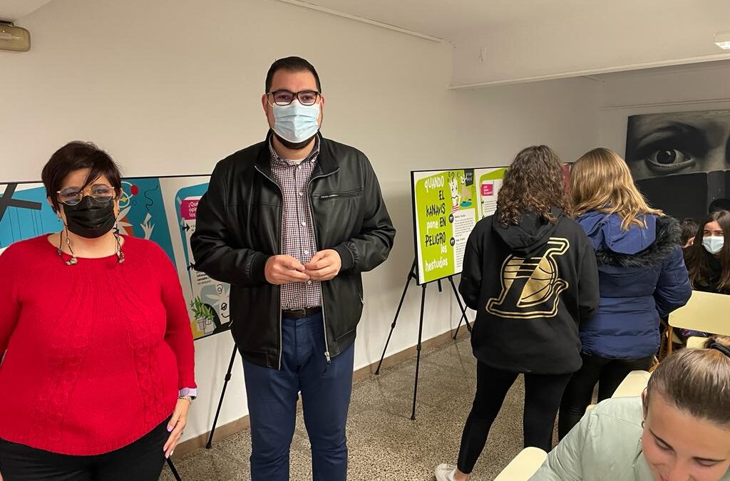 Estudiantes de los institutos de Martos visitan la exposición «Cannabis»
