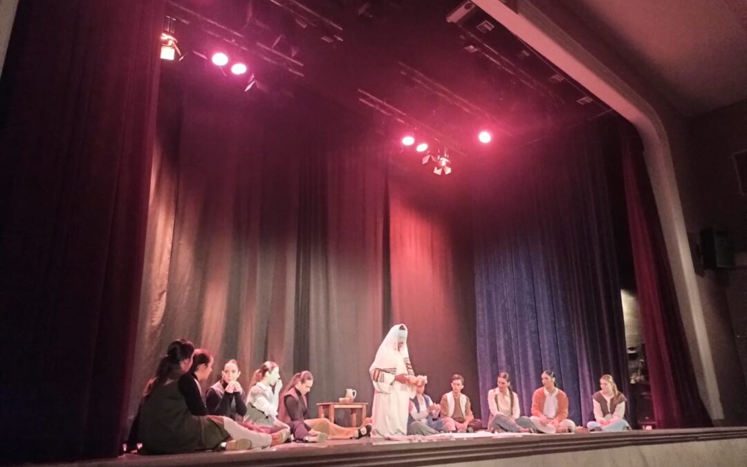 La obra «Rey de Reyes» llena el teatro de Villanueva de la Reina