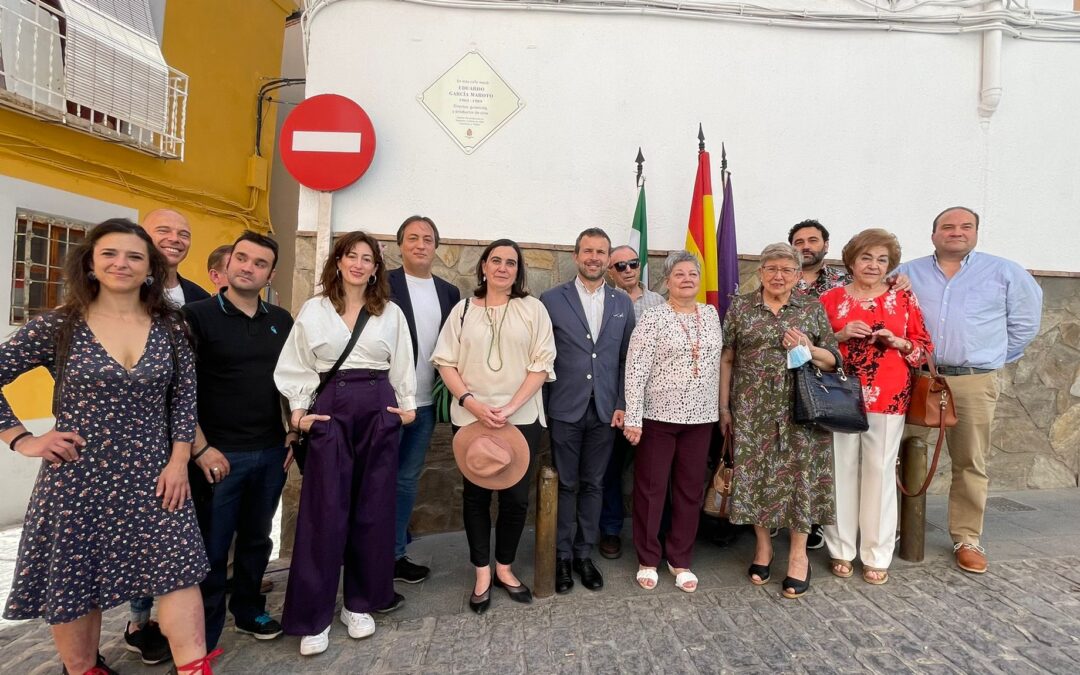 Una placa recuerda en Jaén al cineasta Eduardo García Maroto