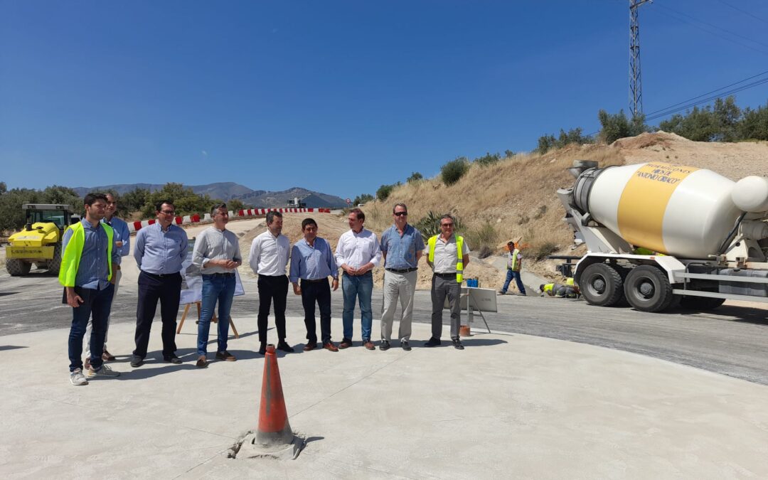Reyes visita las obras de mejora de seguridad y del tráfico en la entrada a Puente Tablas