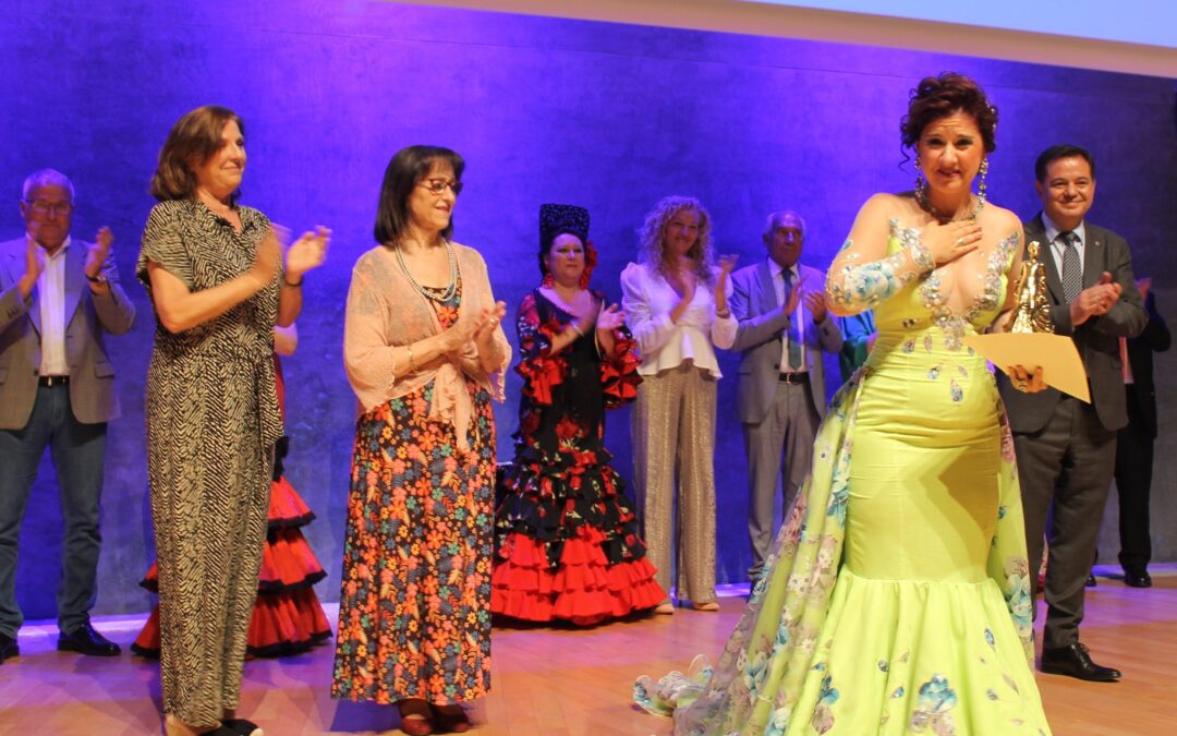 Reyes felicita a la cantante marteña Irene Martínez tras ganar el XVIII Concurso Nacional de Copla