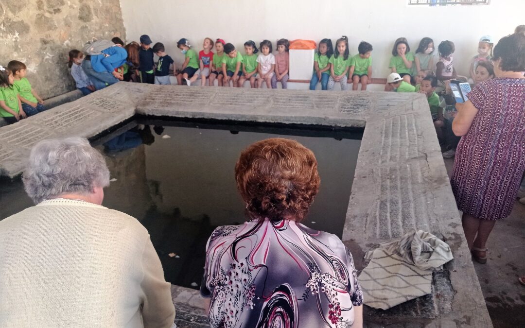 Escolares de Alcaudete visitan la Fuente Nueva y sus lavaderos
