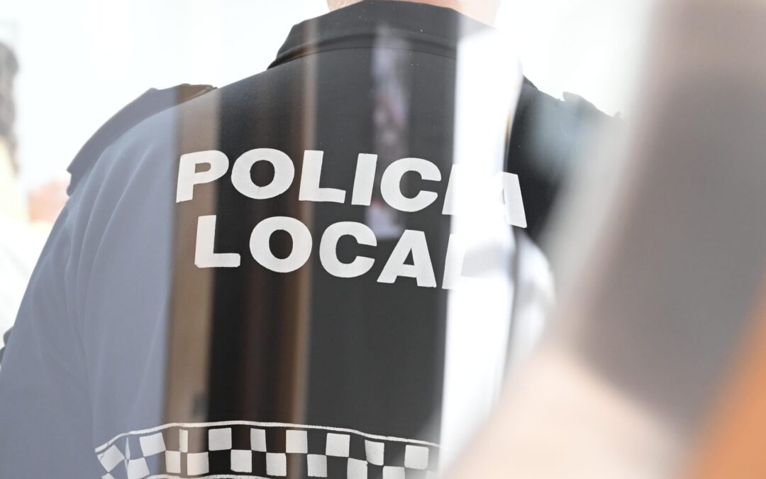 Agentes de la Policía Local de Linares auxilian a una mujer que se encontraba de parto
