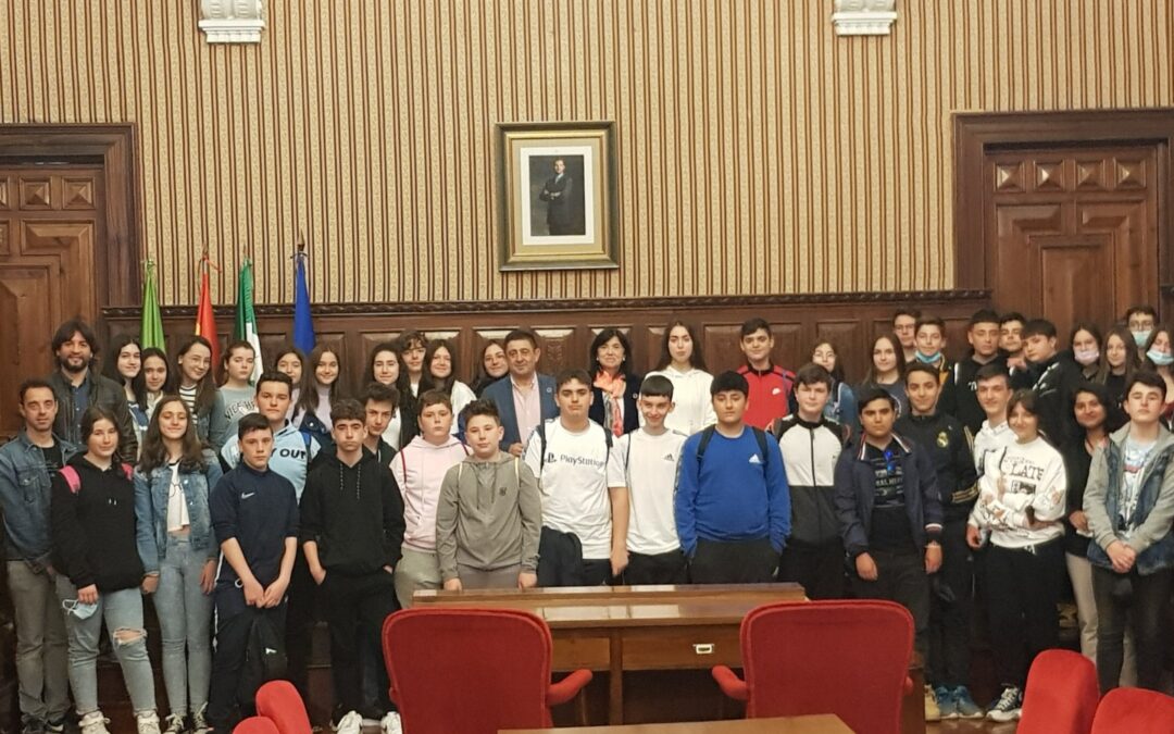 Más de 40 escolares del IES Miguel Sánchez López de Torredelcampo visitan la Diputación de Jaén