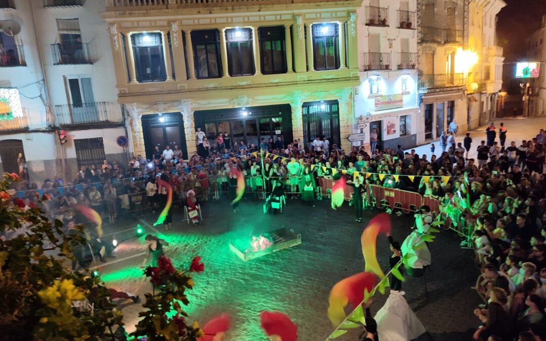 El «fuego purificador» de San Juan regresó a Martos