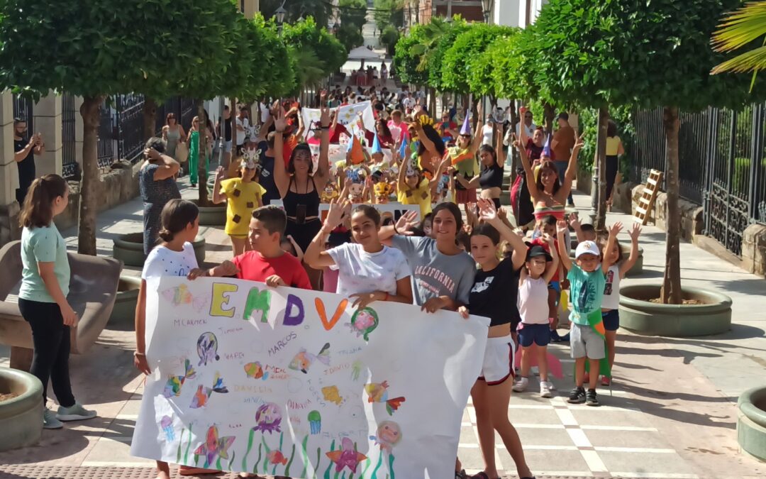 La Escuela Municipal de Deportes de Verano recupera el pasacalles para celebrar su 25º aniversario