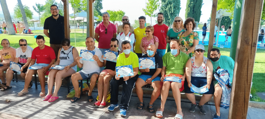 Diplomas del curso de natación para los usuarios del Centro Ocupacional «La Peña»