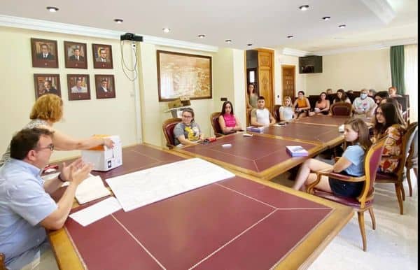 Una veintena de jóvenes castilleros recibieron su «Cheque Cerezo» por su mayoría de edad