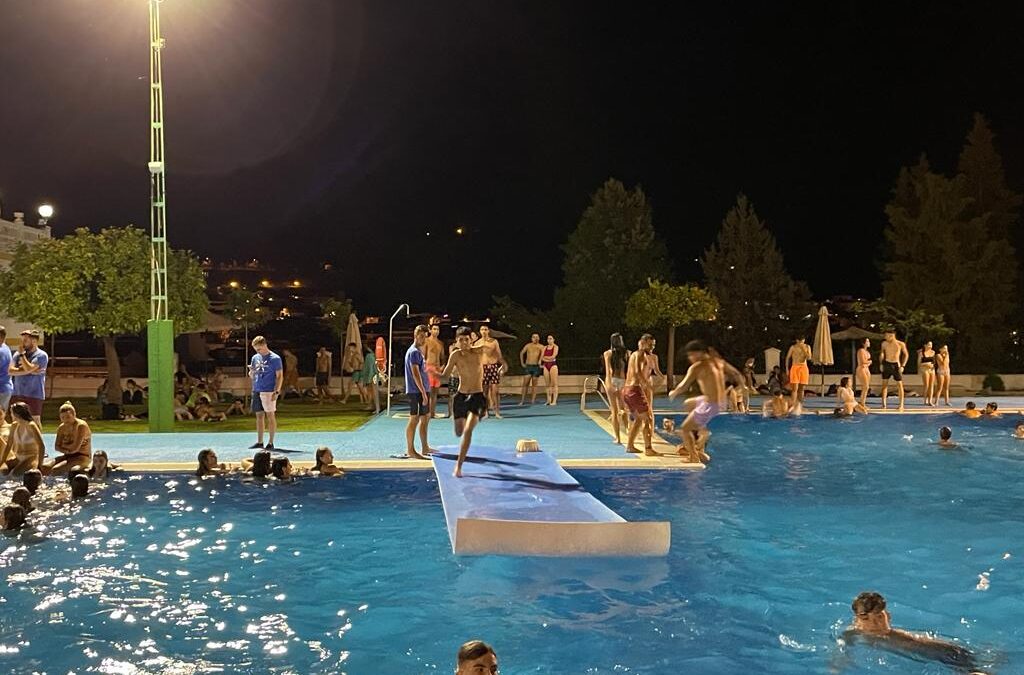 Gran éxito de la Fiesta Nocturna en la piscina municipal