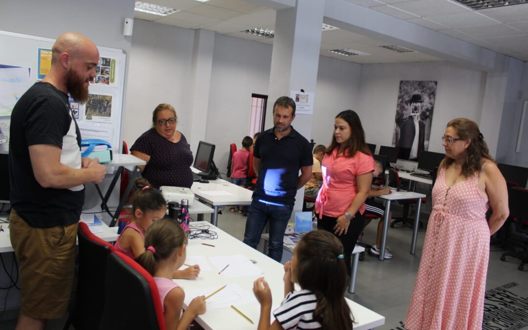 Una treintena de niños y niñas del barrio de Peñamefécit participan en un programa que fomenta las habilidades en nuevas tecnologías