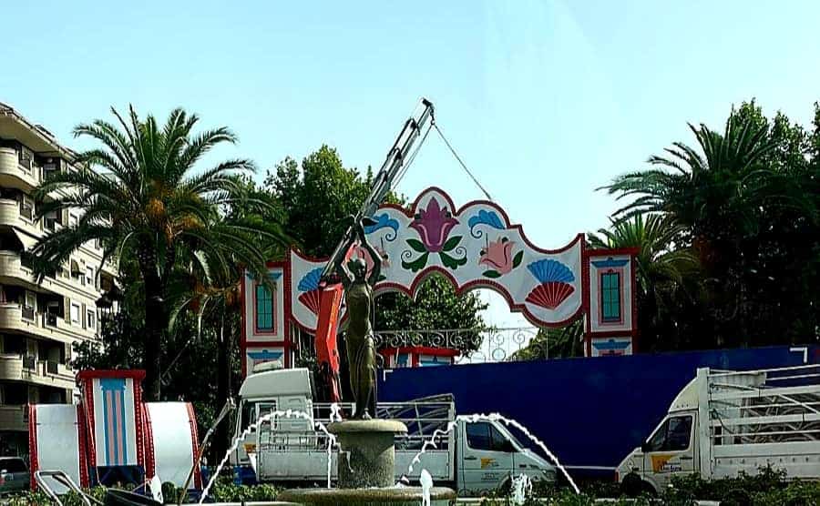 La Portada de Feria ya luce en el Paseo de Linarejos