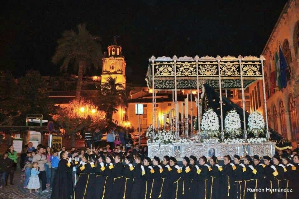 Homenaje a los costaleros de la Cofradía del Santo Entierro de Martos
