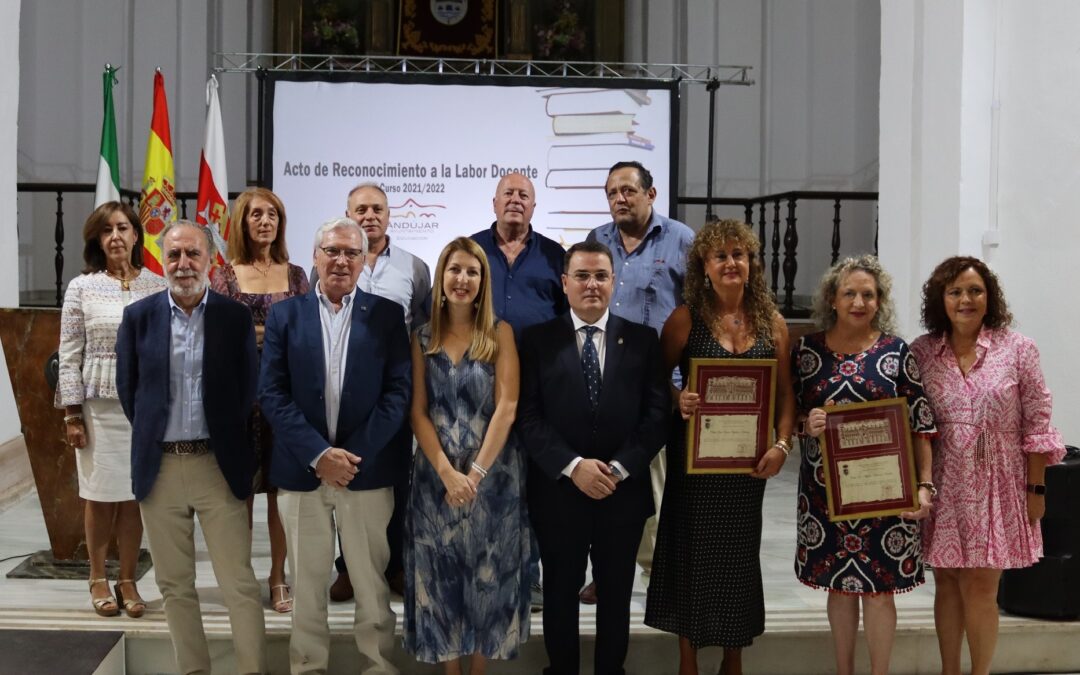 El Ayuntamiento de Andújar homenajea a diez profesores jubilados por su labor docente