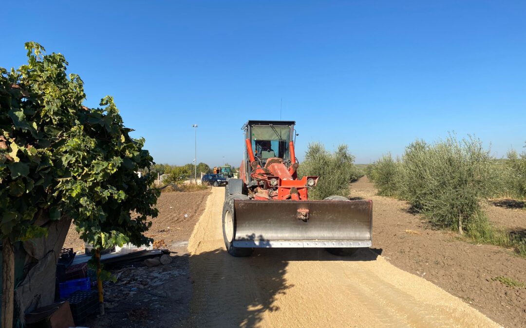 MARMOLEJO | Marmolejo refuerza y repara sus caminos rurales ante el inicio de la campaña de aceituna