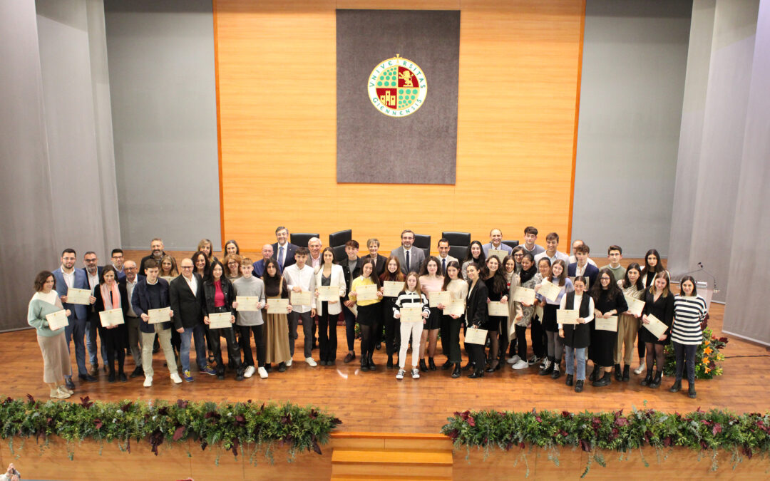 La UJA premia a dos estudiantes de Torredonjimeno