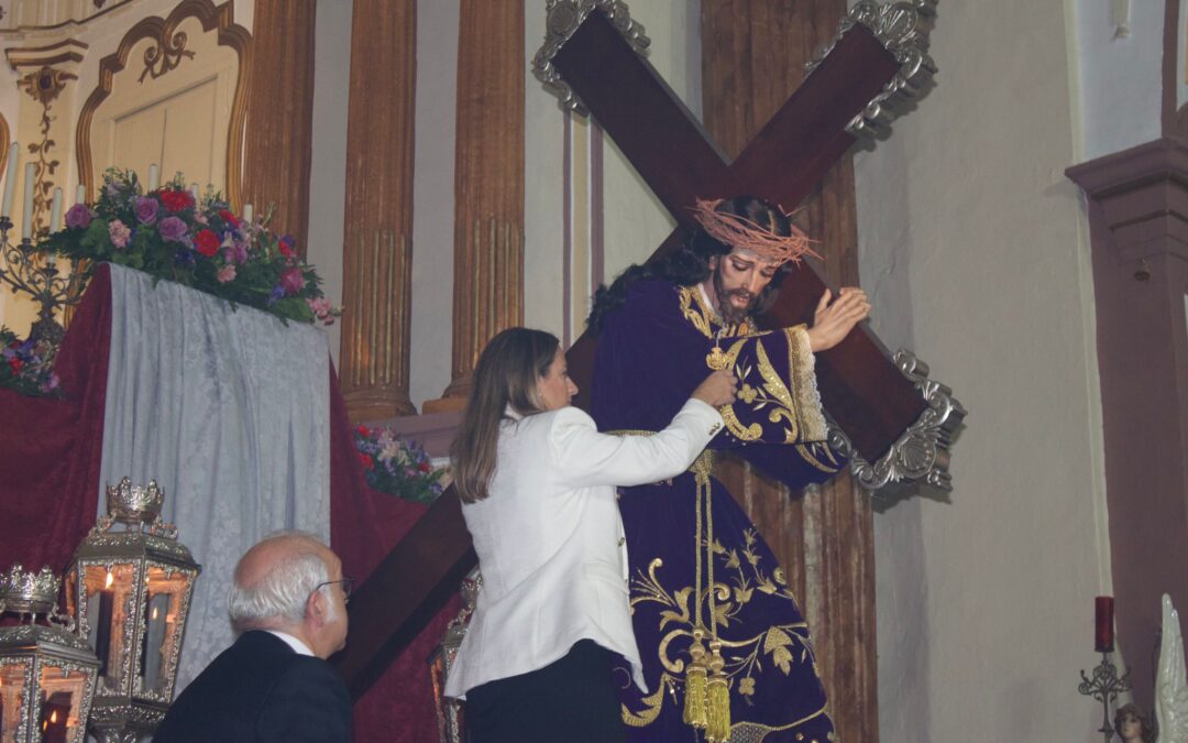 La imagen de Jesús Nazareno recibe las llaves de La Carolina en una ceremonia presidida por el Obispo de Jaén