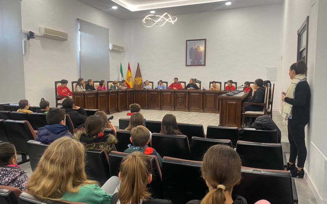 Escolares visitan el Ayuntamiento con motivo del Día de la Constitución