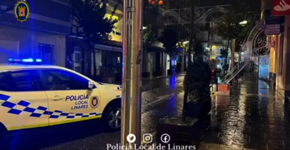 La lluvia y el viento provocan diversos daños materiales en Linares