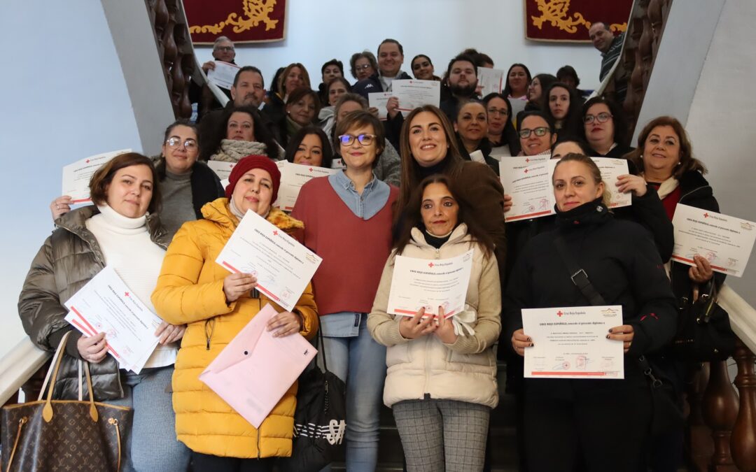 El Ayuntamiento y Cruz Roja forman a 70 personas desempleadas en materia sanitaria
