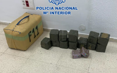 Un detenido con 43 kilos de hachís y otros dos con más de diez gramos de cocaína