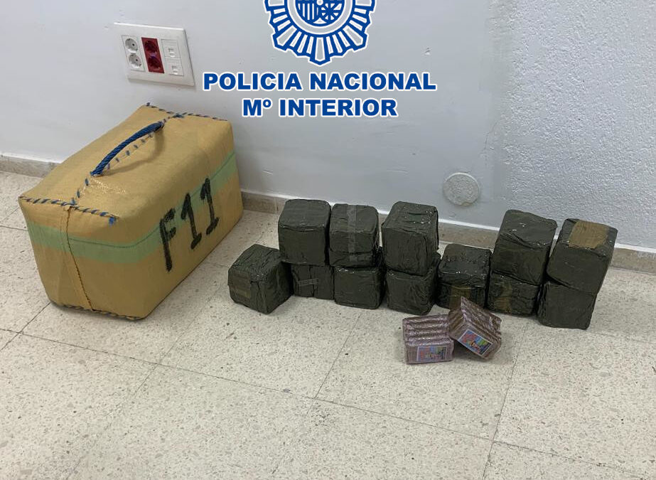 Un detenido con 43 kilos de hachís y otros dos con más de diez gramos de cocaína