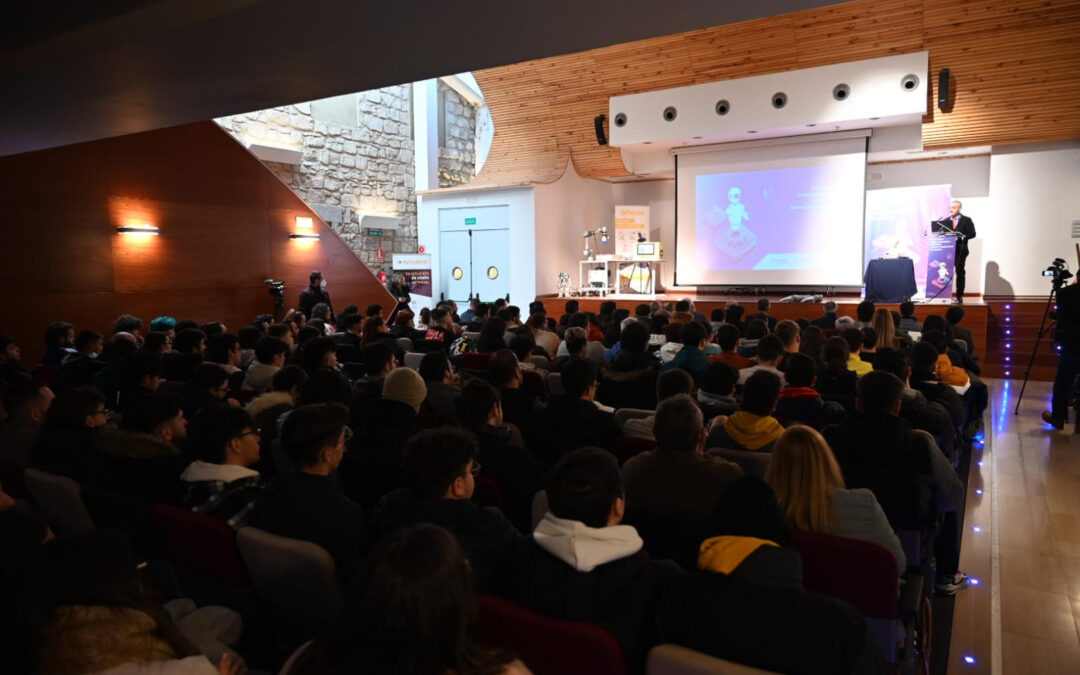 El Foro de Ciberseguridad y Robótica reúne a 500 jóvenes de Linares para conocer las profesiones del futuro
