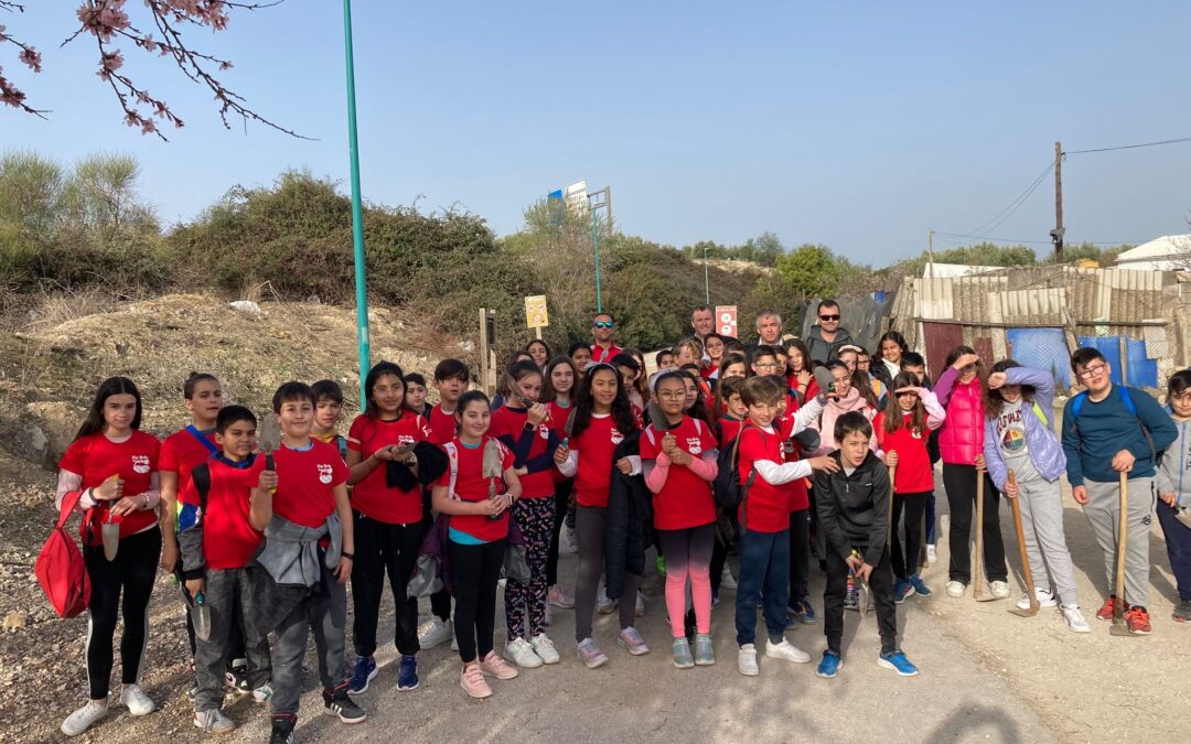 Escolares de Martos plantan árboles en la Vía Verde