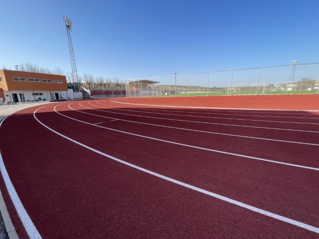 Martos inaugurará el domingo la pista de atletismo