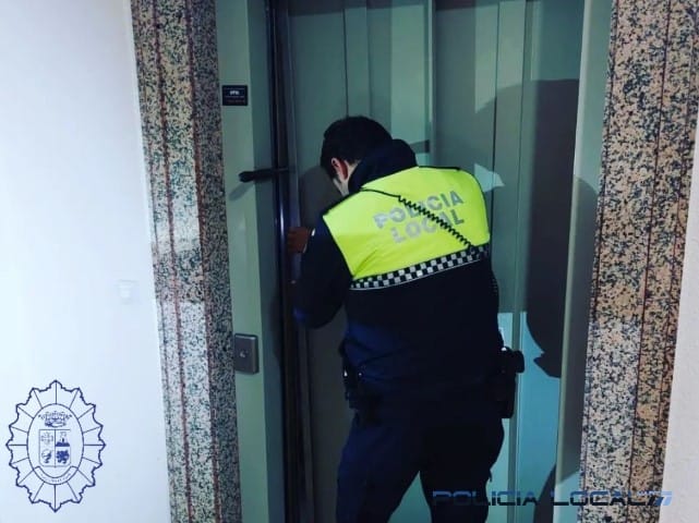 La Policía Local de Martos libera a dos personas atrapadas en un ascensor
