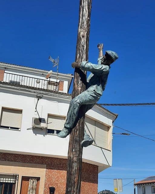 Sabariego luce una escultura dedicada a la Fiesta de «El Palo»