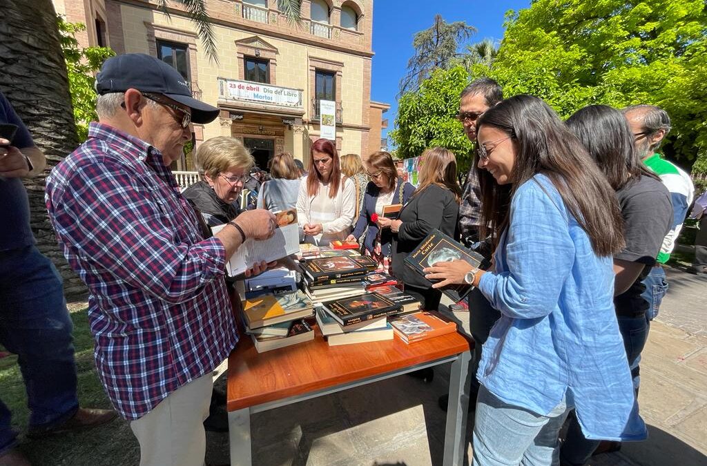 Libros y flores para celebrar el Día del Libro en Martos