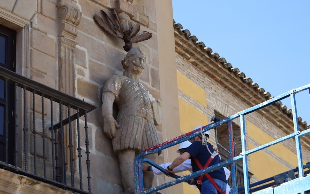 Continúan los trabajos de restauración de los atlantes del Palacio de los Niños de Don Gome