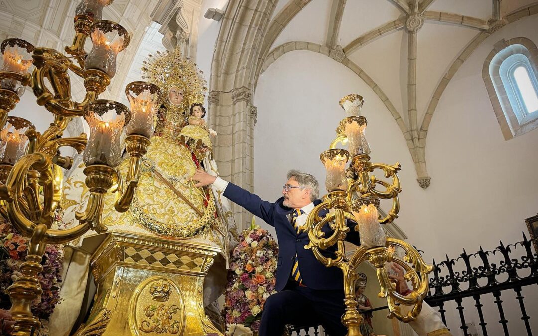 Valeriano Martín entregó su medalla de alcalde a la Virgen de la Fuensanta