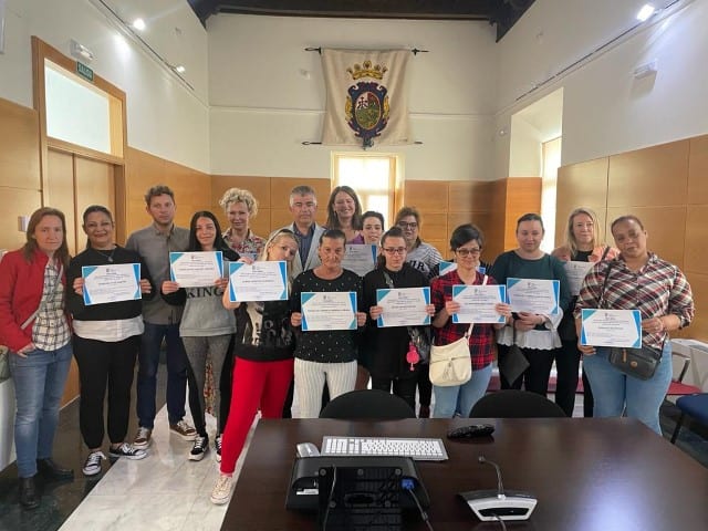 Clausura del curso de limpieza con la entrega de certificados de profesionalidad a las participantes