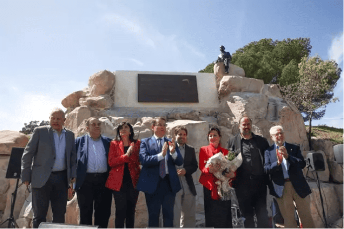 El debate de la multa al Ayuntamiento de Andújar por el monumento a Miguel Hernández ha llegado al Parlamento andaluz