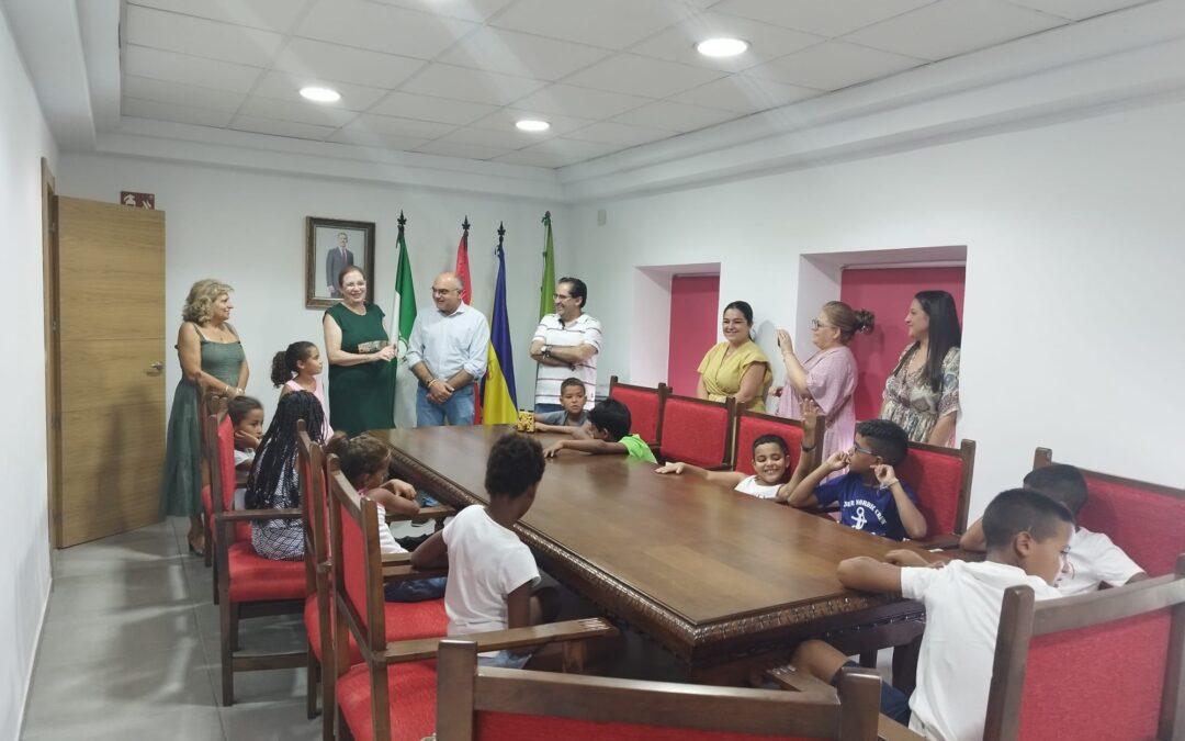 Niños y niñas saharauis conocen el día a día del Ayuntamiento
