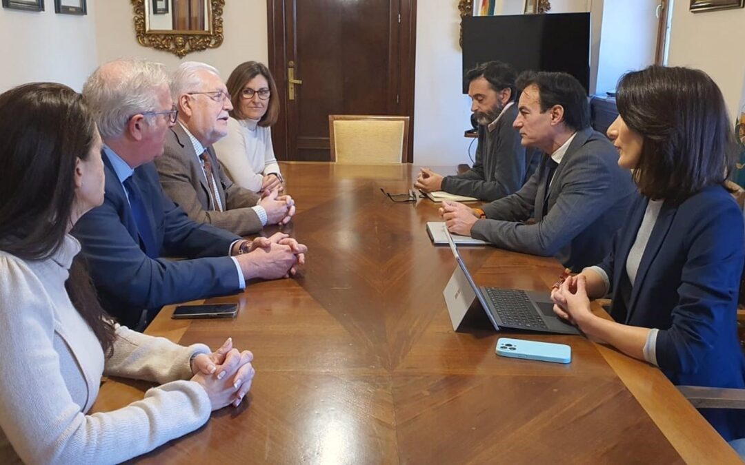 El Ayuntamiento de la capital traslada su colaboración a las cámaras de comercio de Linares y Andújar