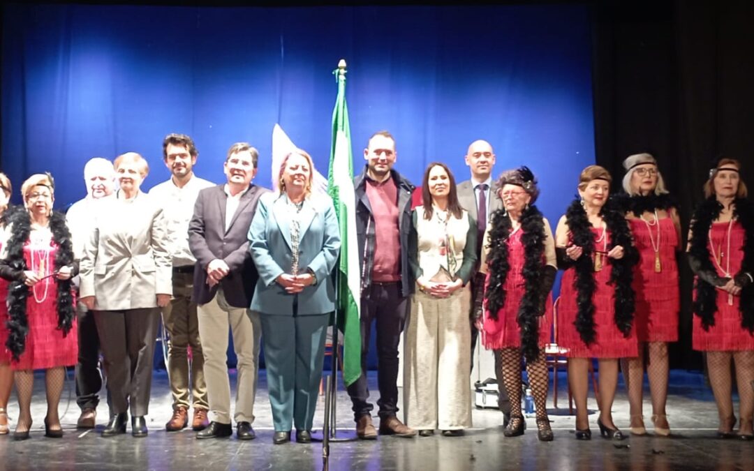 Los usuarios del Centro de Participación Activa celebran el Día de Andalucía encima de las tablas del Miguel Anguita