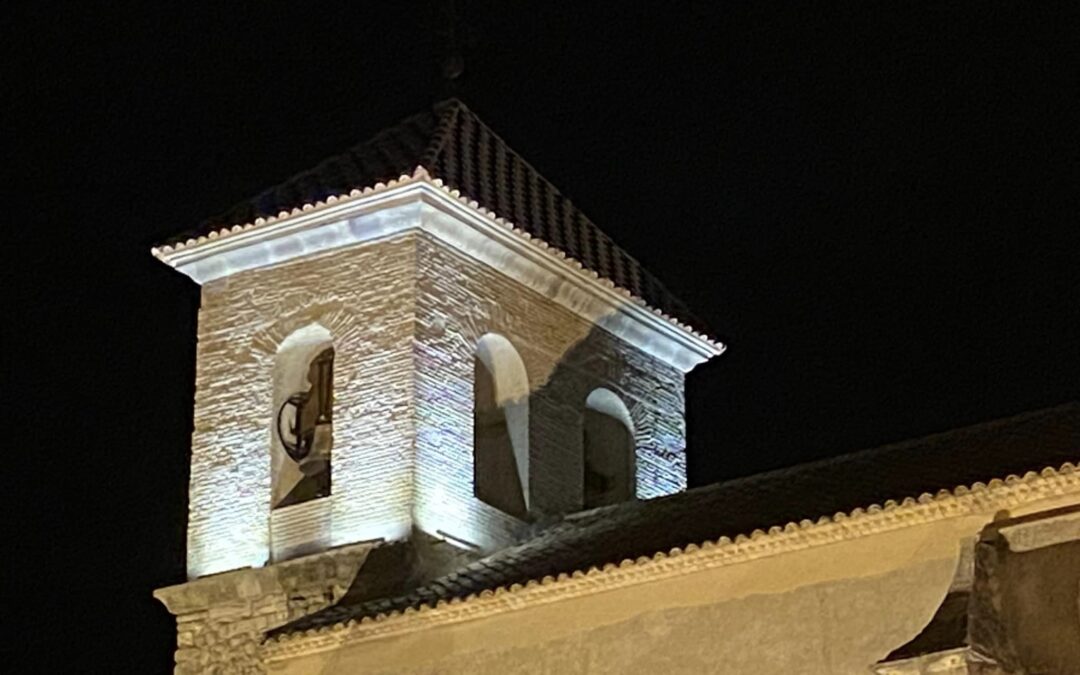 El campanario de Santa María, iluminado y repicando