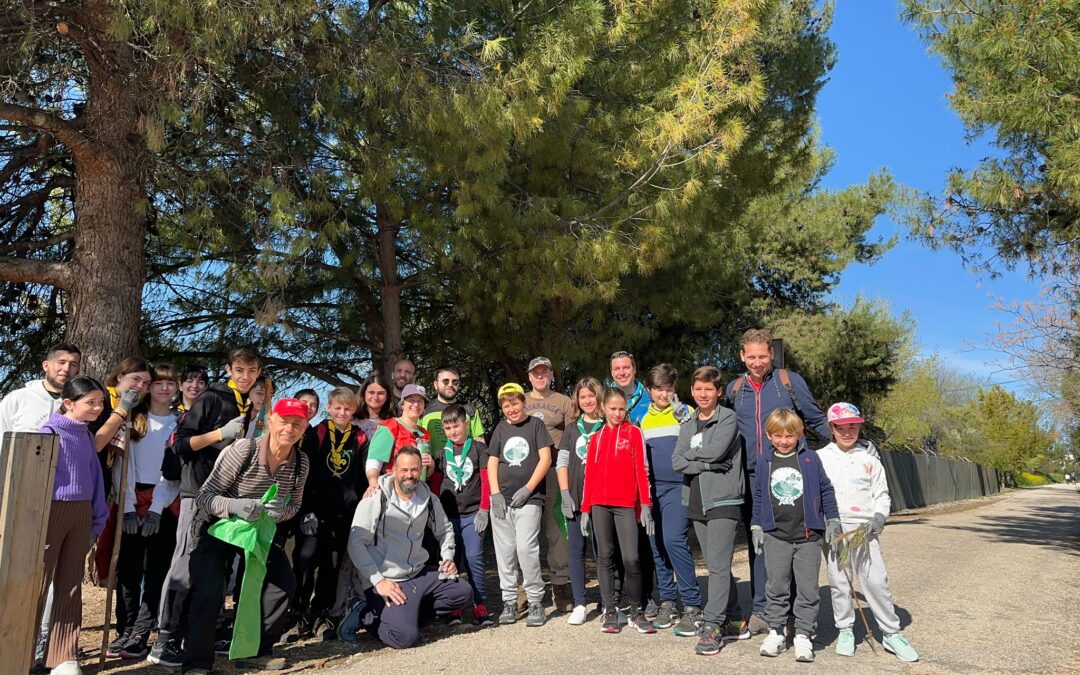 Voluntariado y grupos scout limpian la Vía Verde de Martos