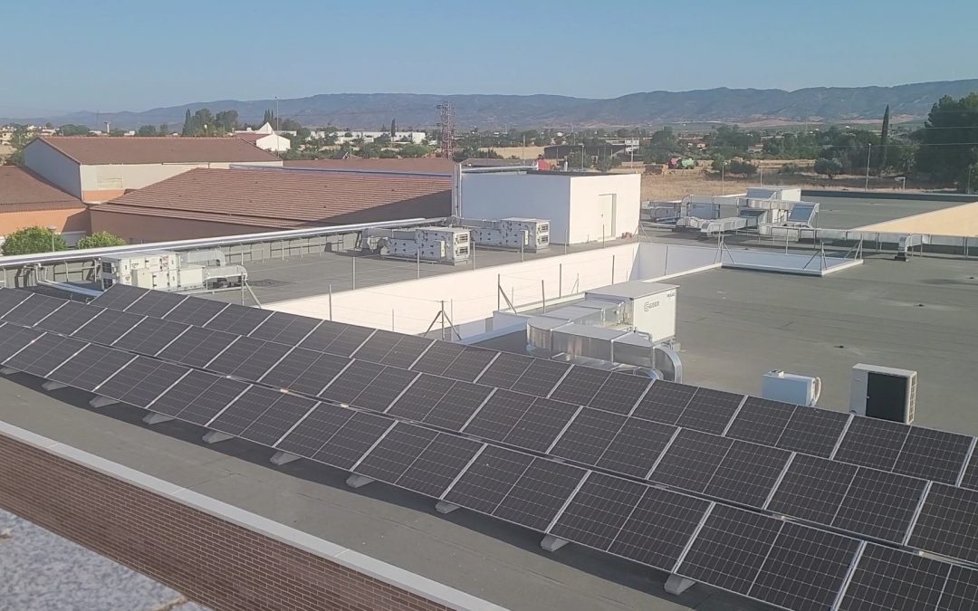 El Hospital Alto Guadalquivir amplía en un año su superficie de placas fotovoltaicas en un 80%