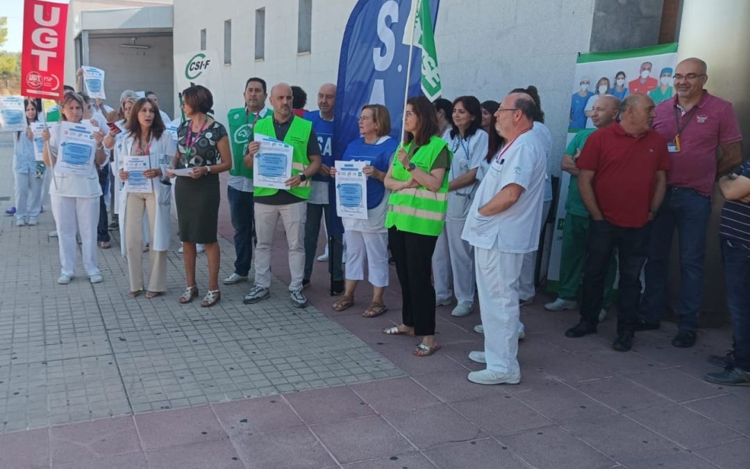 Los trabajadores del Hospital Alto Guadalquivir se concentran en contra de los recortes