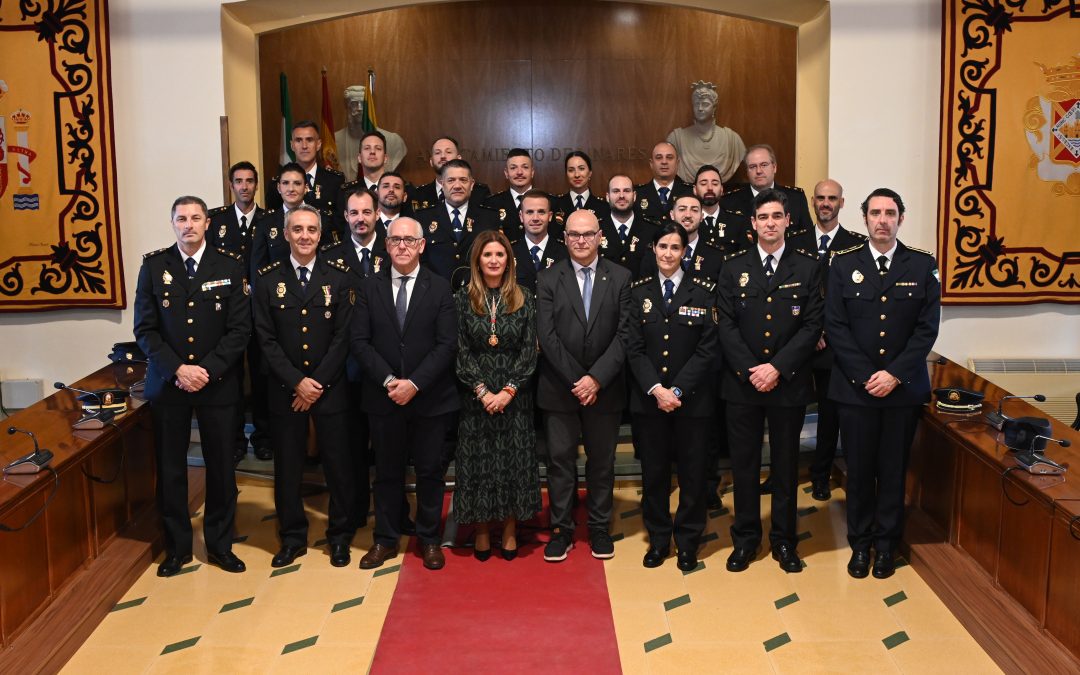 El Ayuntamiento de Linares reconoce a agentes de la Policía Nacional con la medalla de la ciudad