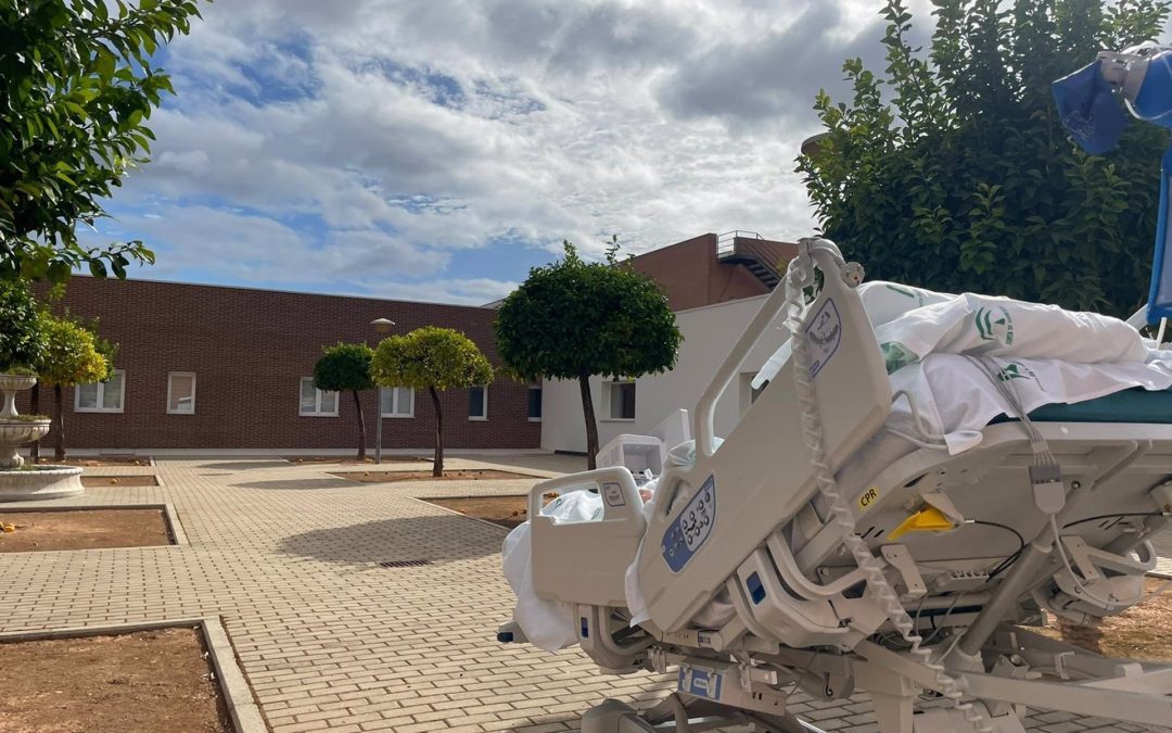 El Hospital de Andújar inicia un programa de paseos al aire libre para pacientes ingresados en la UCI