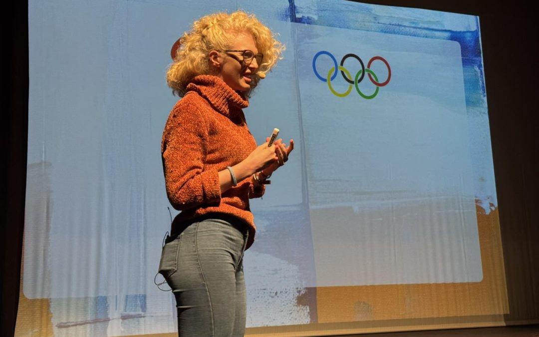 La atleta Sara Fernández inspira al IES Salvador Serrano en el marco de celebración del Día de la Discapacidad