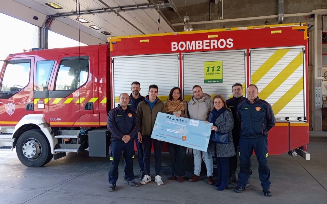 Los Bomberos de Andújar donan 550 euros a la AECC de Marmolejo