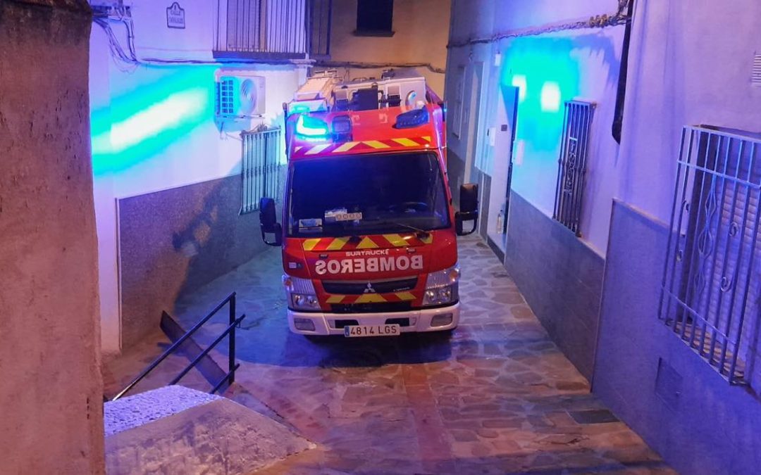 Un incendio afecta a una vivienda y dos vehículos esta madrugada en Martos