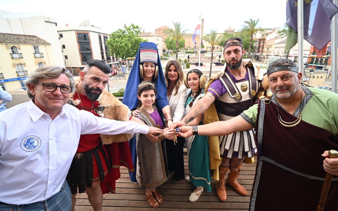 La alcaldesa entrega el bastón de mando de la ciudad a la princesa Himilce