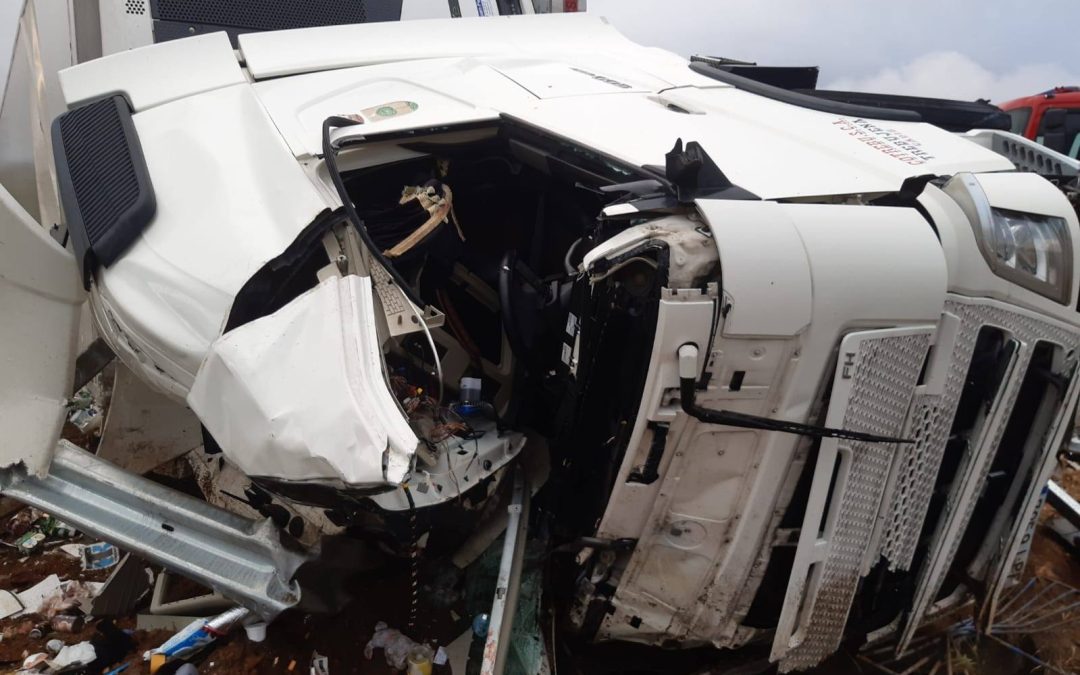 Rescatados un camionero y su perro tras un aparatoso accidente en la A-4 a la altura de Andújar
