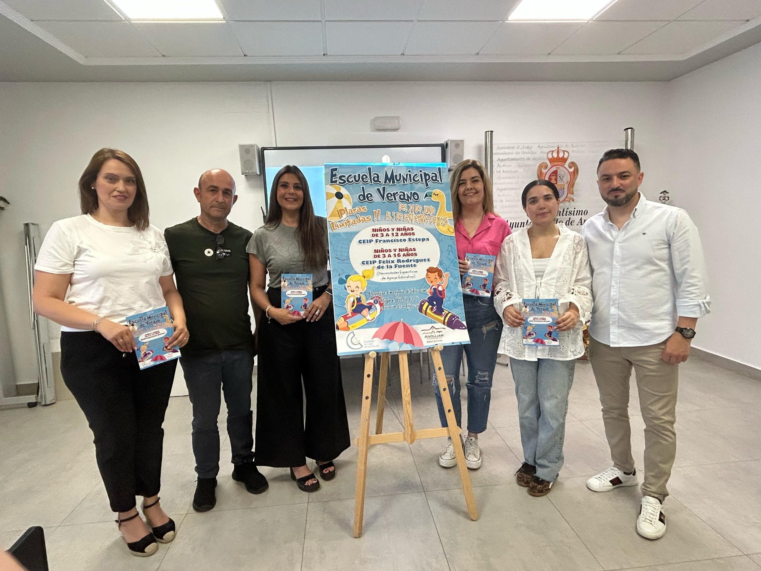 FOTO FAMILIA CON ALCADES PEDÁNEOS_ESCUELA VERANO Continúan las obras del Paseo de la Libertad en Marmolejo